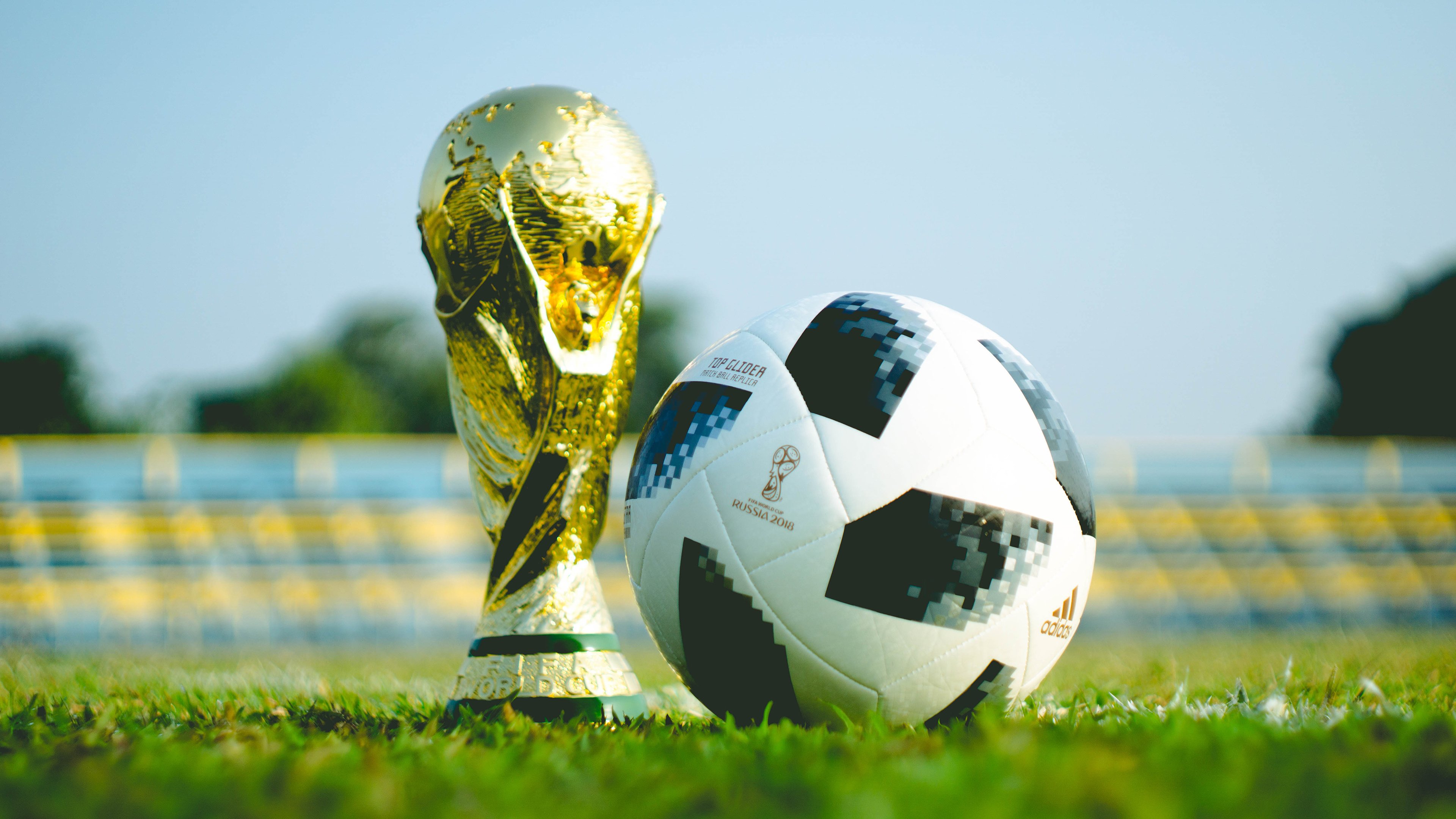 绿茵圣光,当C罗跪地领祷,皇马众将围成一个罕见的同心圆,C罗跪地领祷,皇马众将围成罕见同心圆,绿茵圣光下的信仰时刻